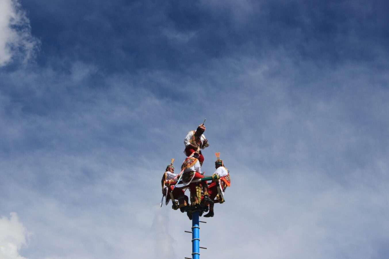 Jaw-Dropping 100ft Flyers’ Dance: A Mexican Spectacle